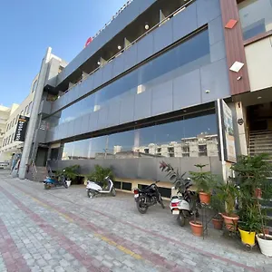Jb Residency !! Luxurious & Royal Balcony !! Large Hotel Zirakpur